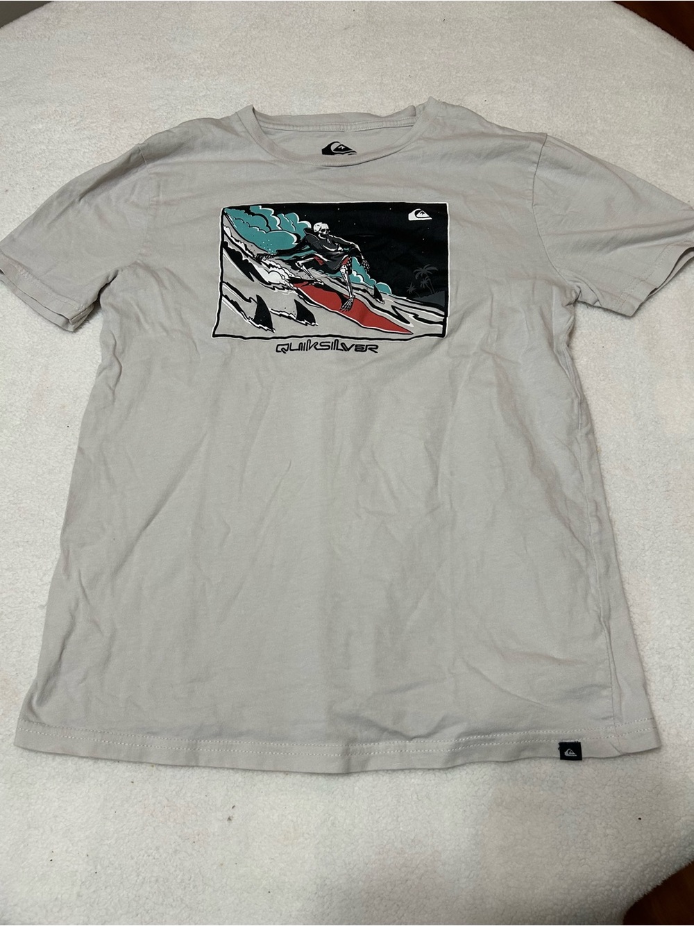 Quiksilver Men's Light Gray Surf Graphic Tee with Teal & Red Accents